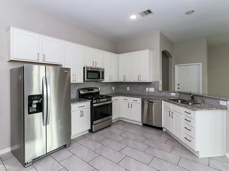 1902 Walnut Green Cir — Photo 6