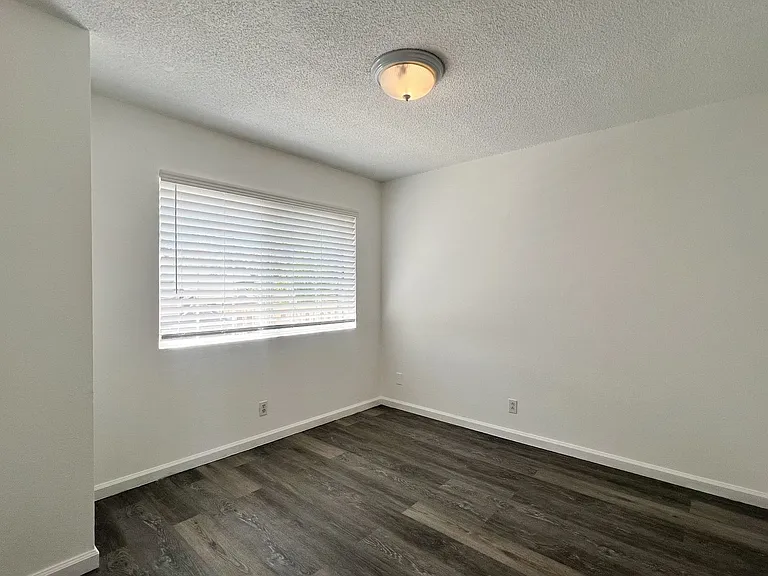 577 Freeway Dr — Photo 14