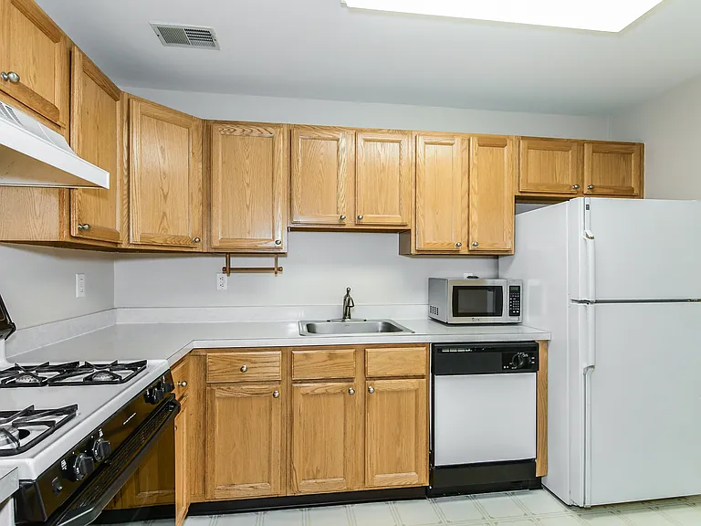 2055 Charles Ct — Photo 6