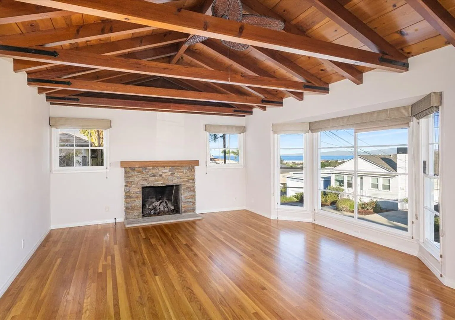 Hermosa Beach Bungalow with Beautiful Backyard and Ocean Views! — Photo 2