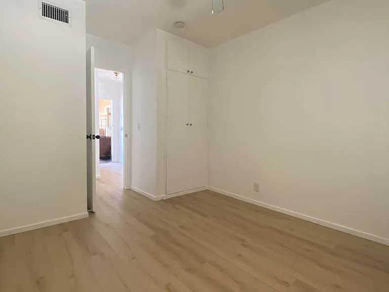 2216 N Indiana Ave — Photo 8