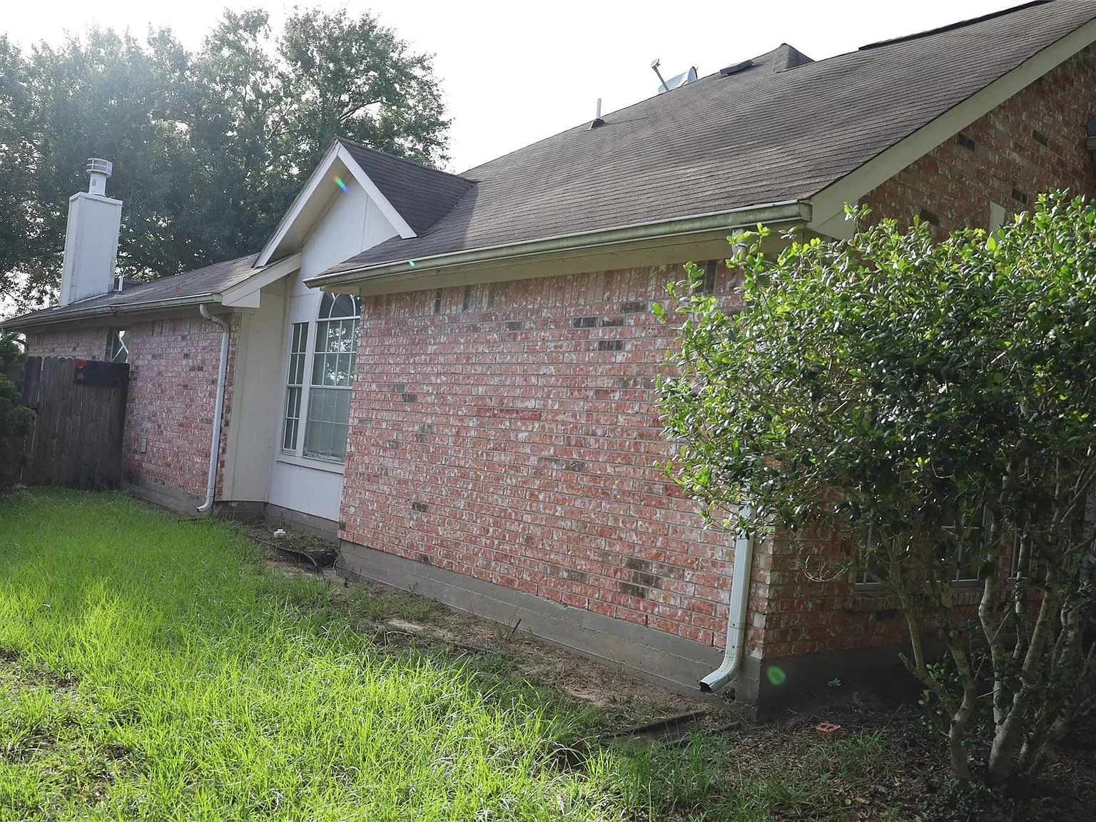 4 bed, 2.0 bath, 2638 sqft, $2,100 — Photo 4