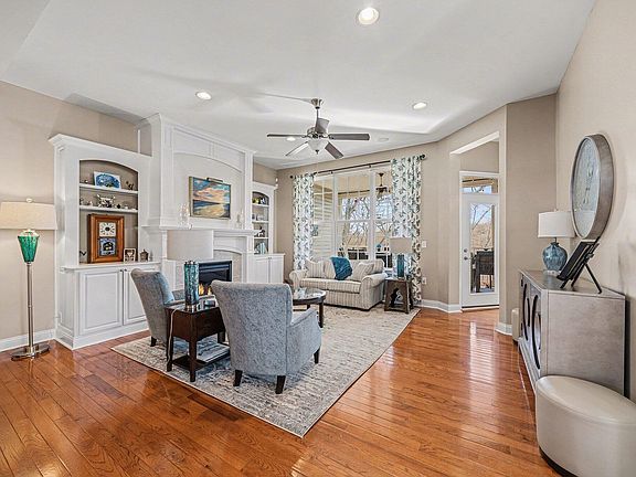 4th image of 975 Woodsedge Dr