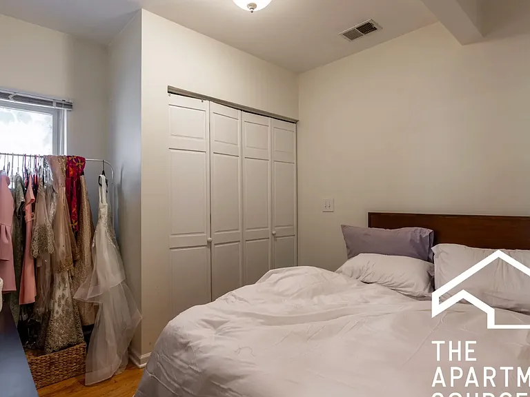 906 N Wood St #1 — Photo 2