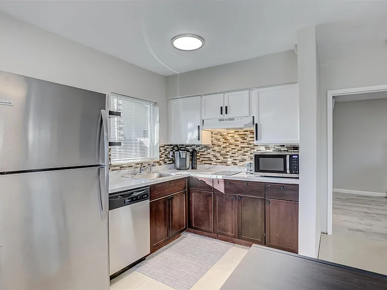 1005 NE 17th Ct — Photo 7