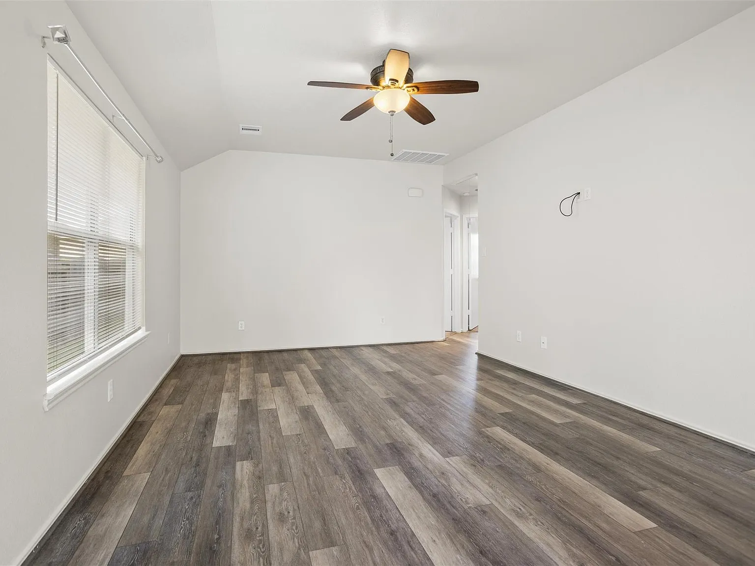 3 bed, 2.0 bath, 1185 sqft, $1,800 — Photo 4