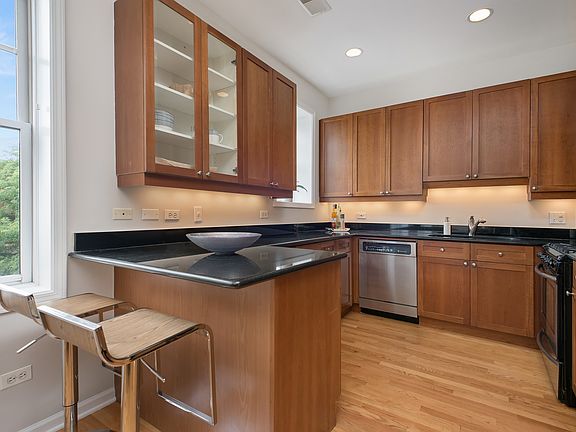 5th image of 621 W Barry Ave APT 403