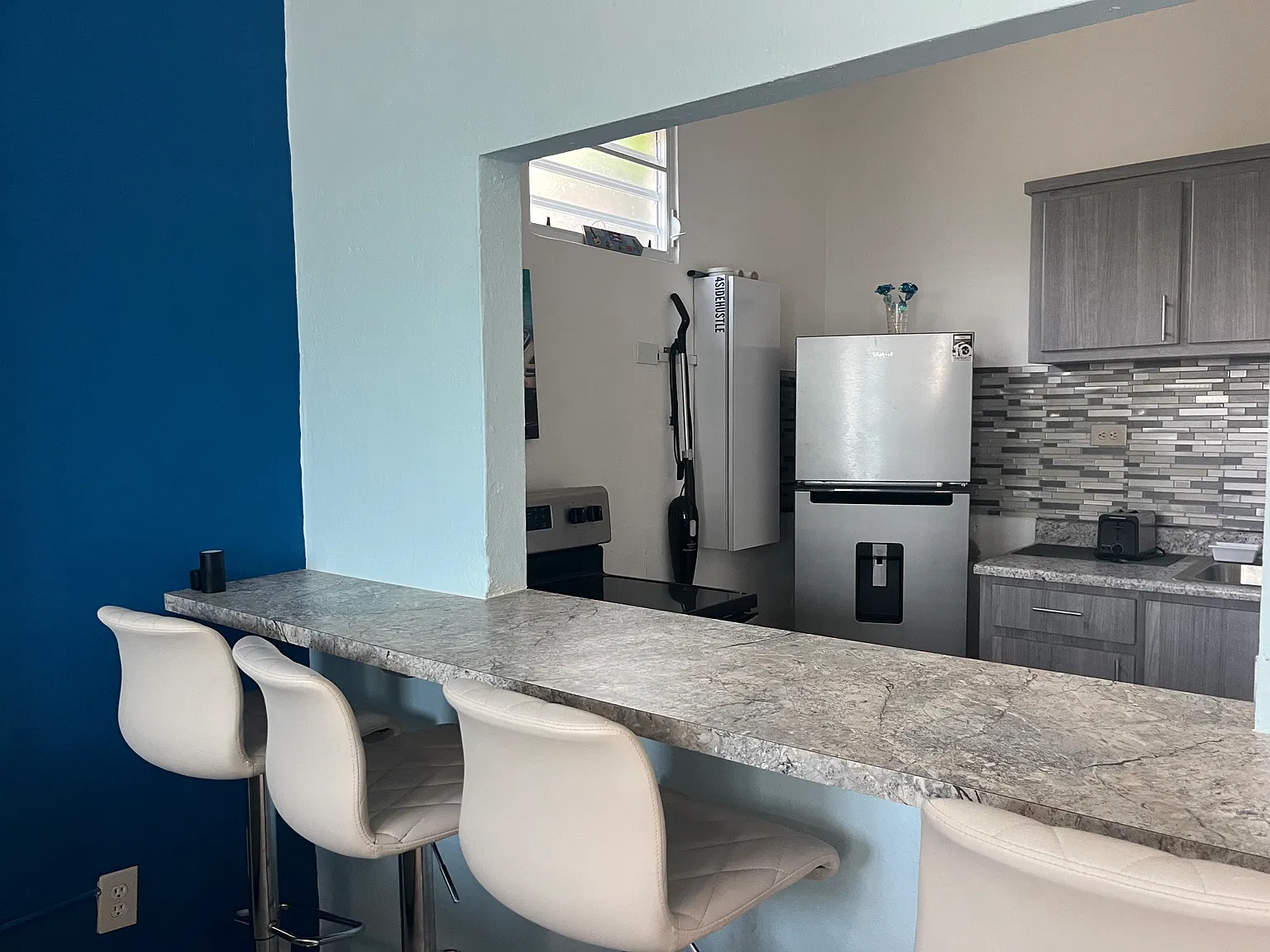 2 bed, 700 sqft, $1,100 — Photo 2