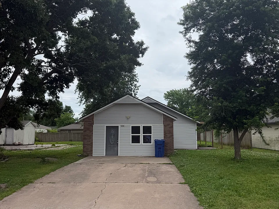 2220 N Elm St