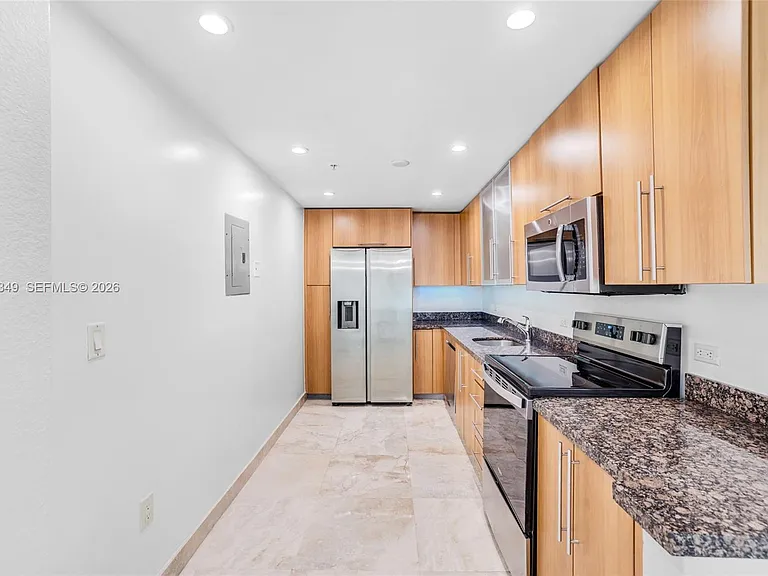 7501 E Treasure Dr #7M — Photo 5