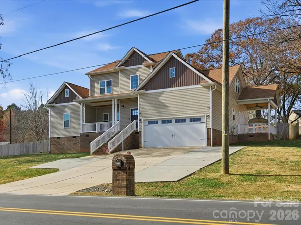 3211 Oakdale Rd, Charlotte, NC 28216