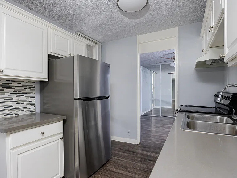 633 East 1st Street — Photo 24