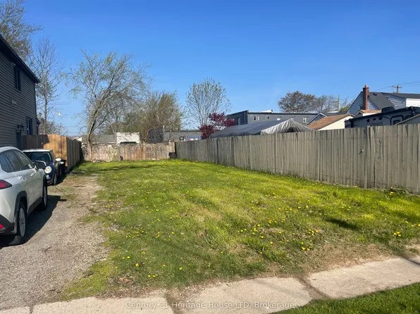 12 Afton Ave, Welland, ON L3B 1V5