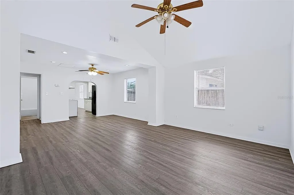 3 bed, 1.0 bath, 1296 sqft, $2,300 — Photo 3