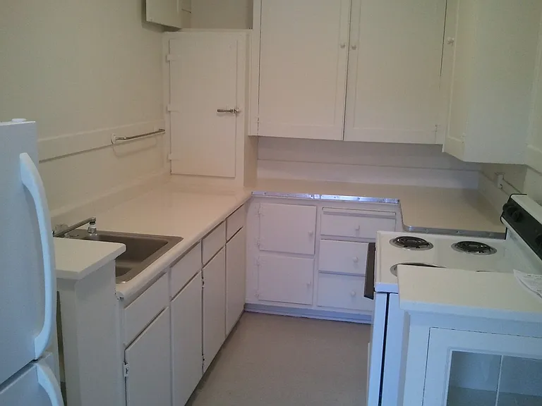 Thurman Apartments — Photo 3