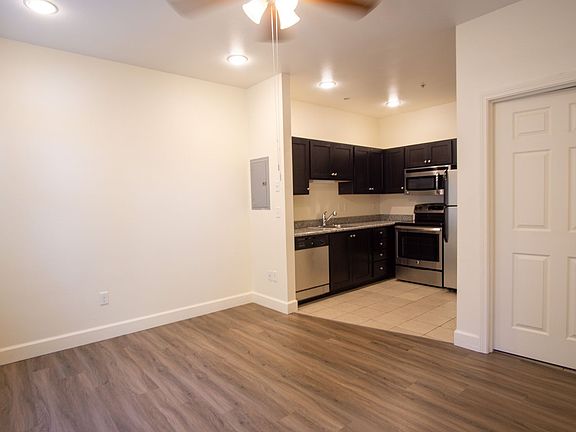 5th image of 2007 NE Broadway St #5
