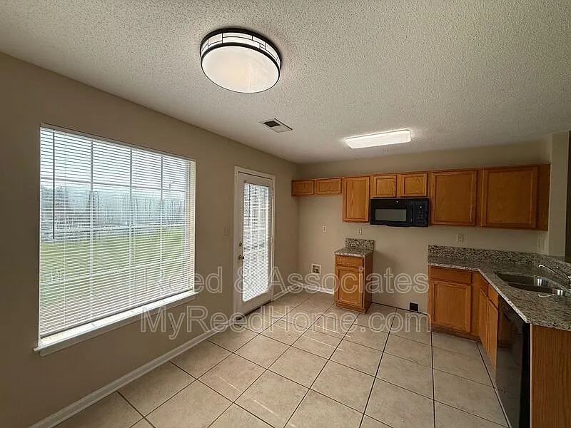 3 bed, 2.0 bath, 1195 sqft, $1,345 — Photo 2