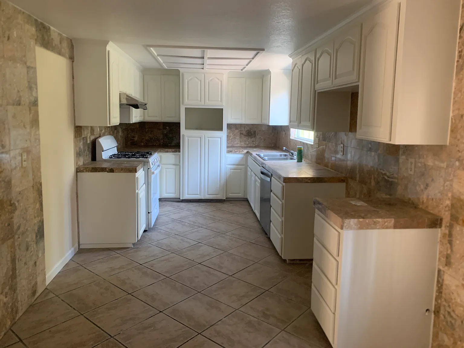 5 bed, 2732 sqft, $4,995 — Photo 3