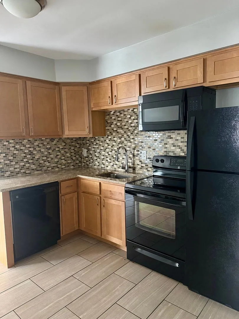 2596 Madison - Rookwood Court — Photo 3