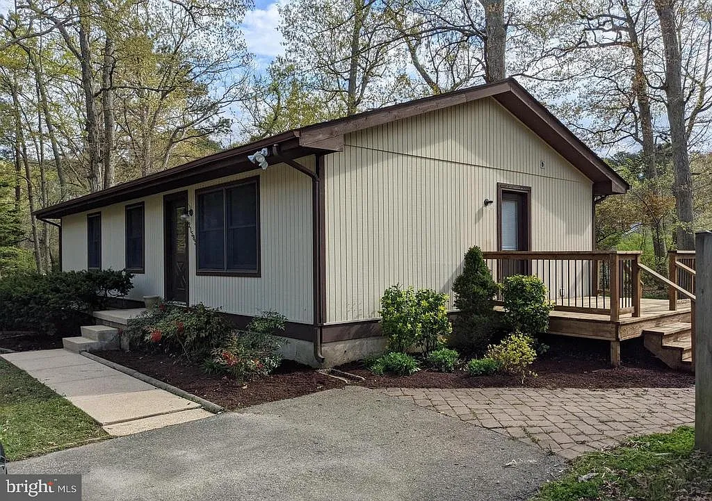 3 bed, 2.0 bath, 1056 sqft, $1,990 — Photo 2
