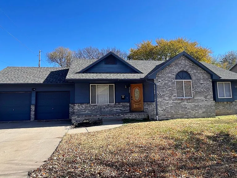 2124 N Ridgewood Dr — Photo 2