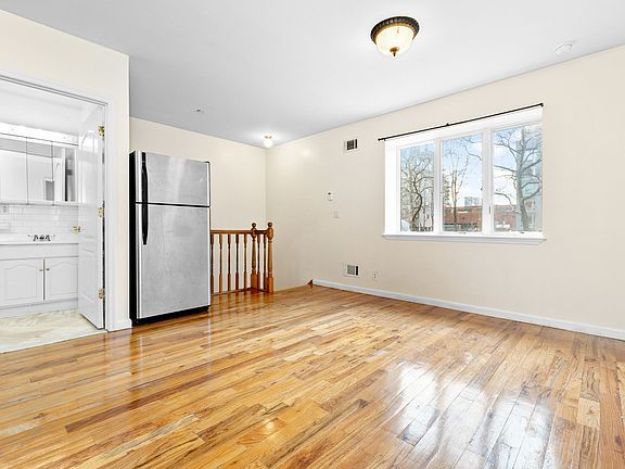 3rd image of 567 Warren St #A105