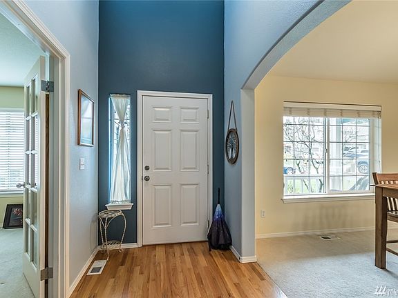 Entrance with high ceilings! 