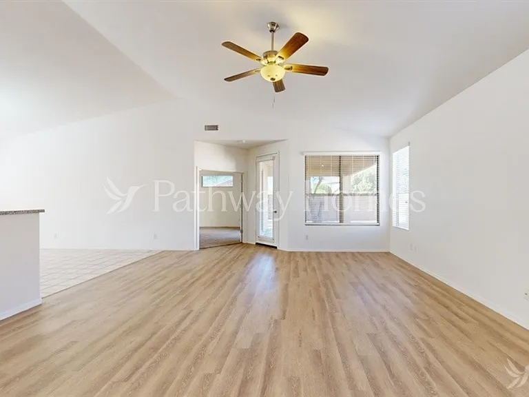 8718 N 57th Ln — Photo 5