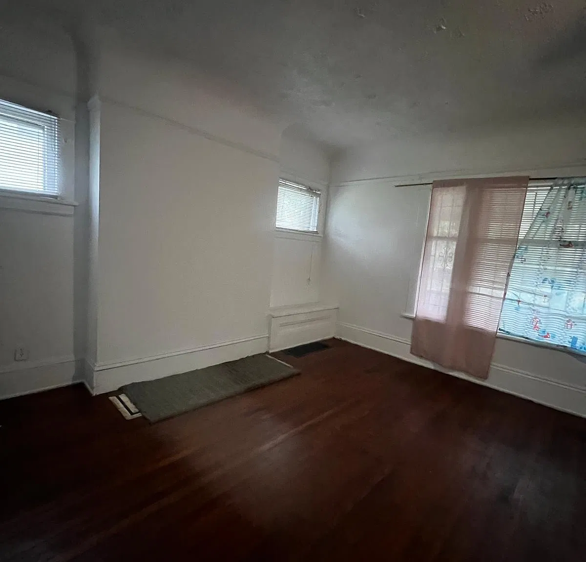 4 bed, 1900 sqft, $1,300 — Photo 1