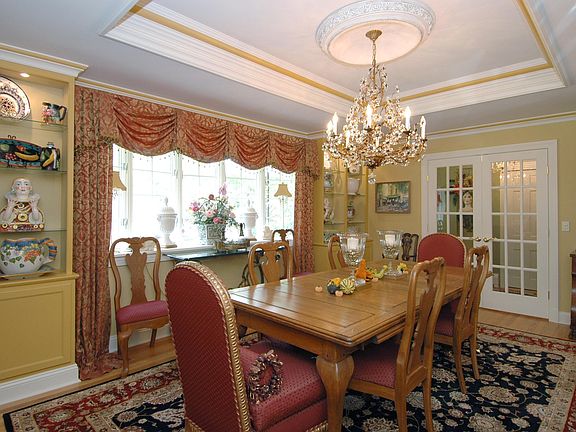 FORMAL DINING ROOM CUSTOM TRIM AND ARCHITECTUAL TRIM