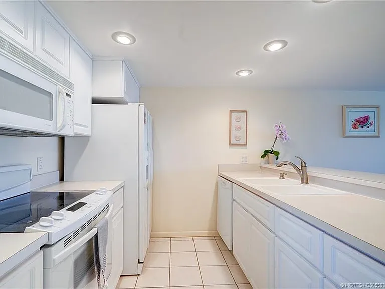 5593 NE Gulfstream Way — Photo 8