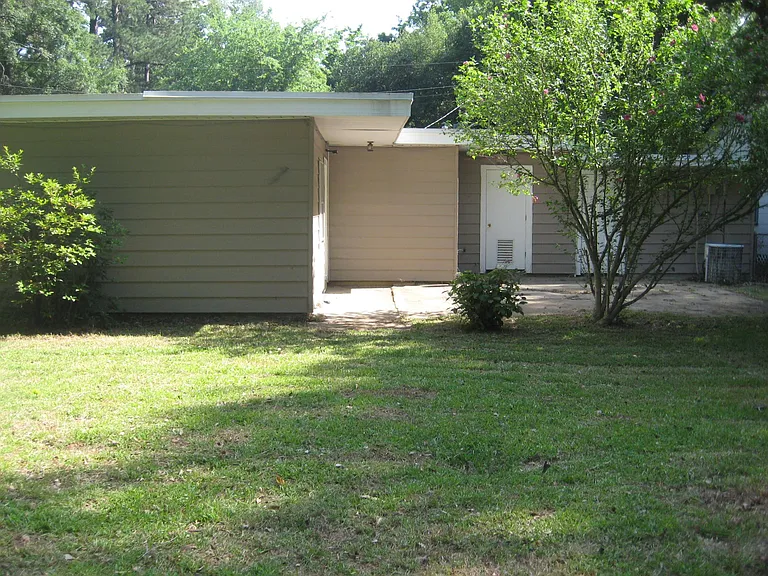 702 Matthew St — Photo 6