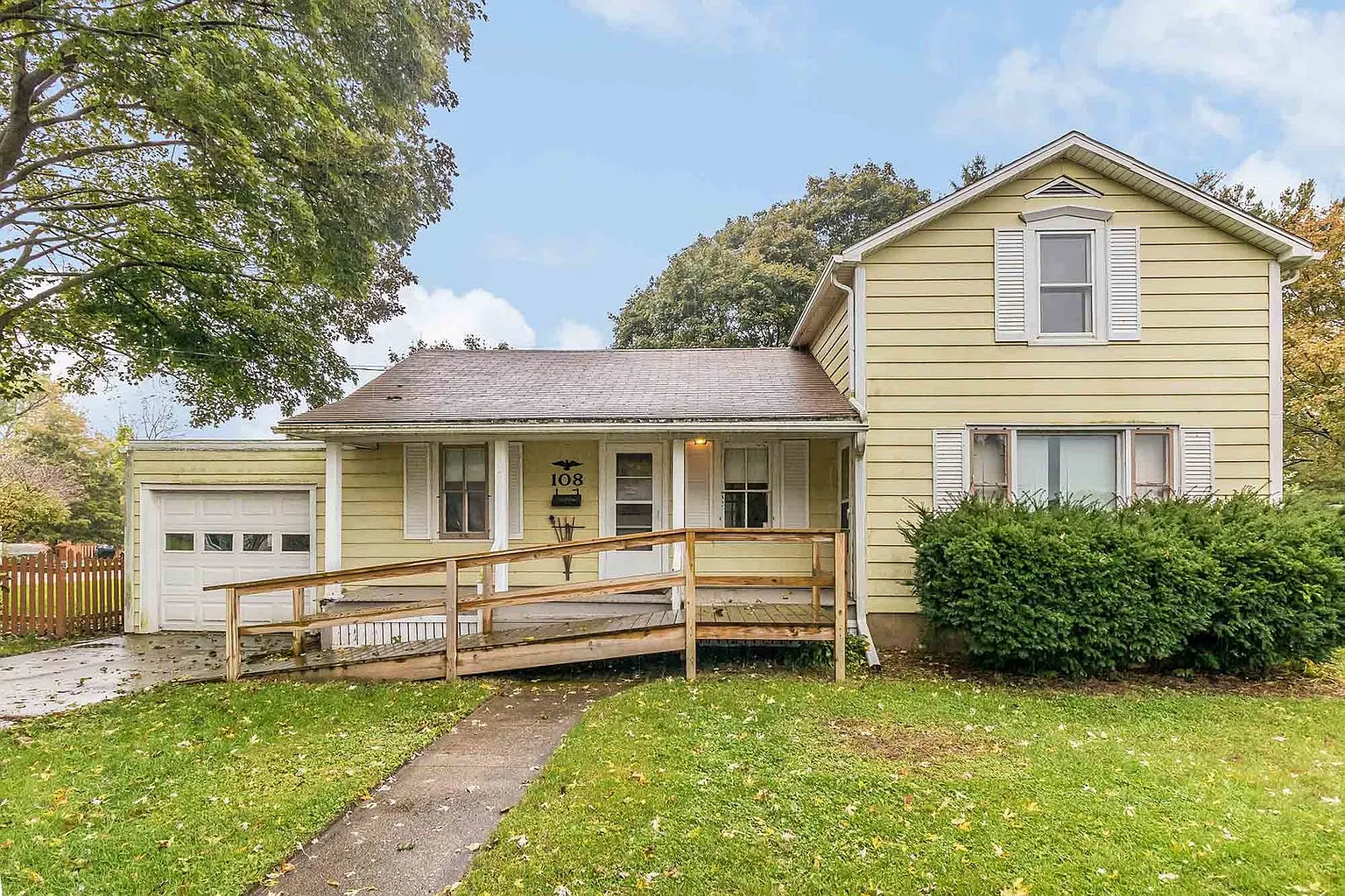 108 Barrington Ave photo 1