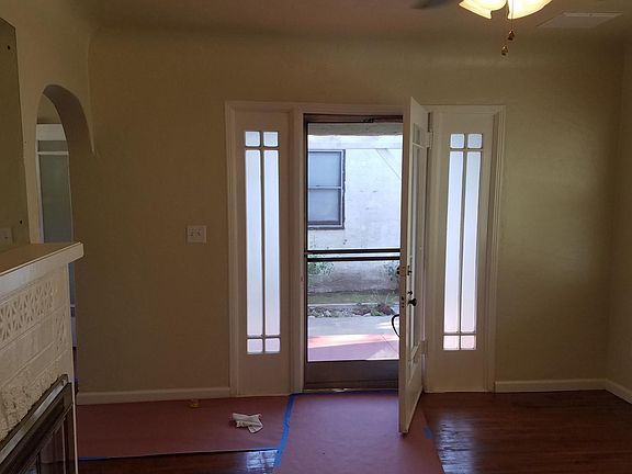 3rd image of 944 N Vagedes Ave