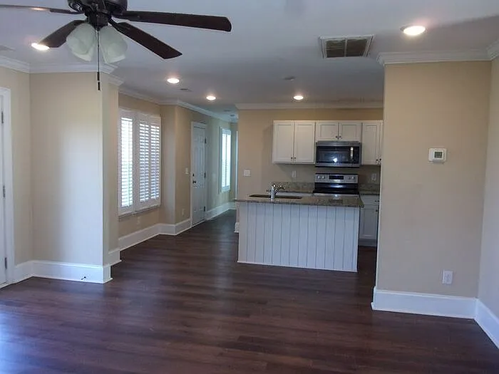 3 bed, 2.0 bath, 1456 sqft, $2,300 — Photo 3