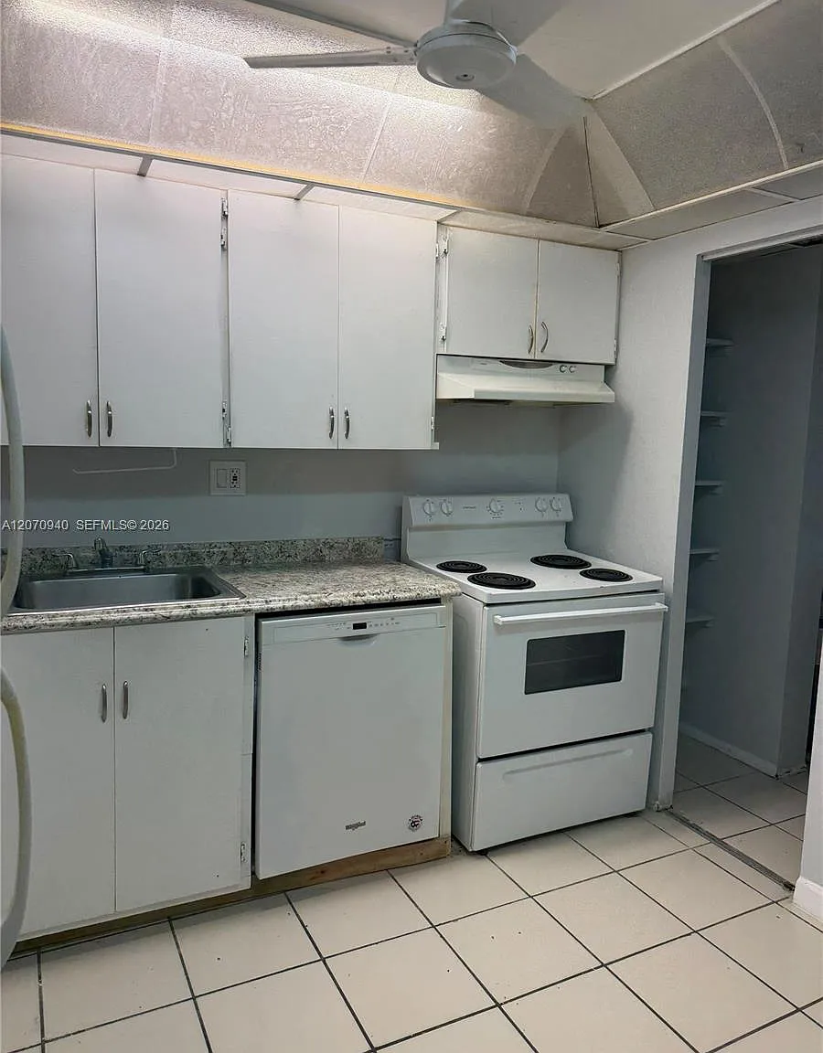 Versailles Gardens Condo — Photo 1