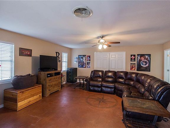 4th image of 209 Live Oak Ln