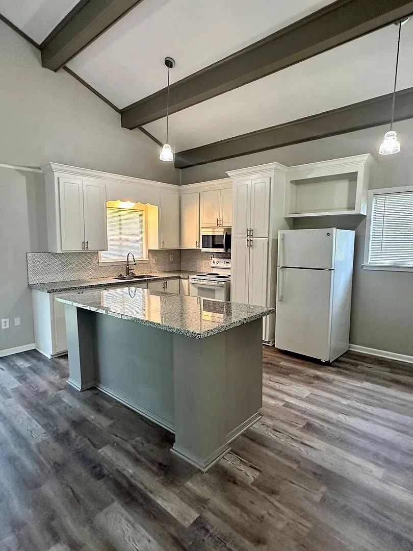 Spacious 4 Bedroom Home in Pearl! — Photo 3
