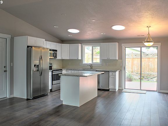 5th image of 2215 NE 109th Ct