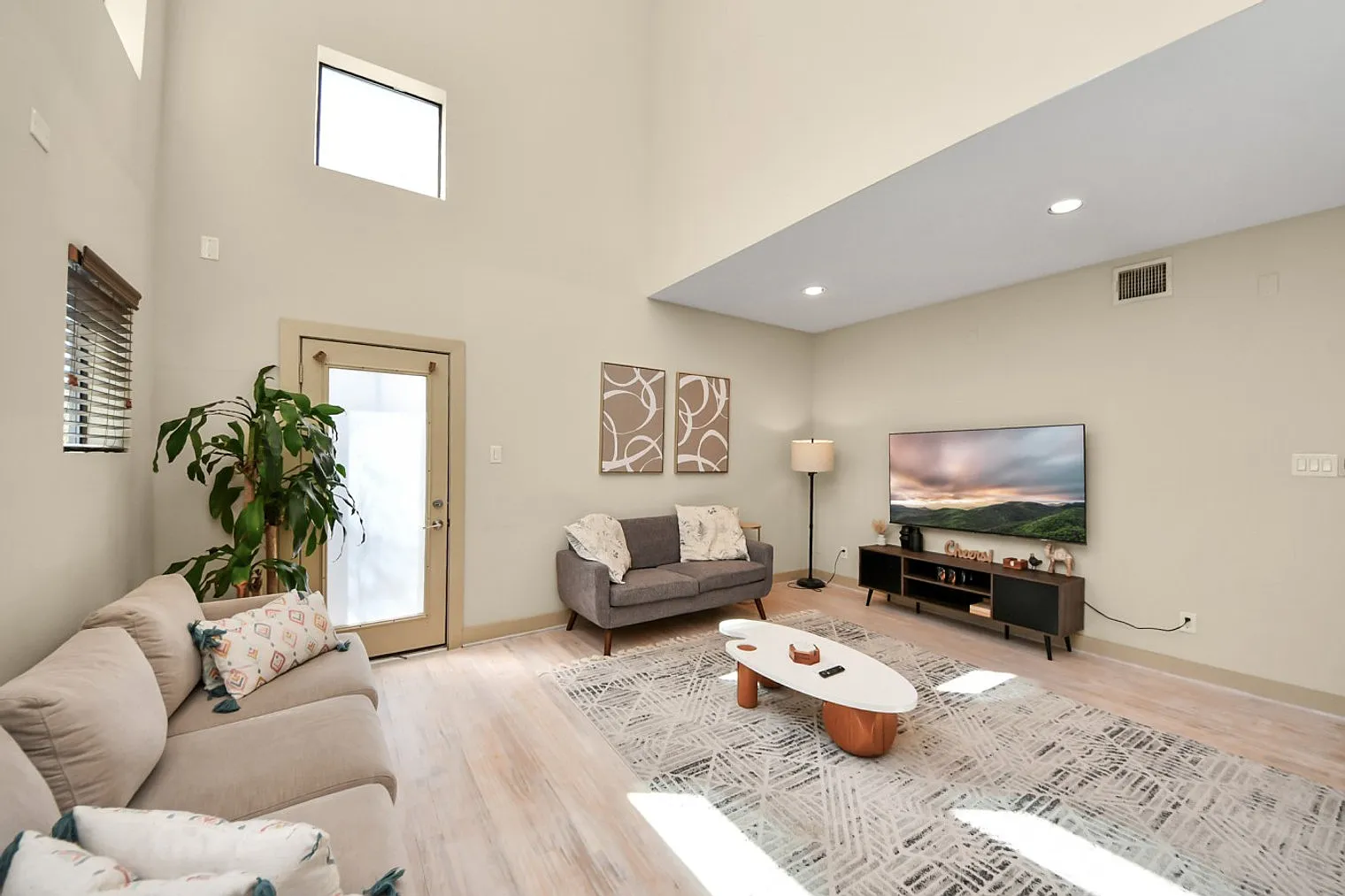 4 bed, 3.0 bath, $6,045 — Photo 4