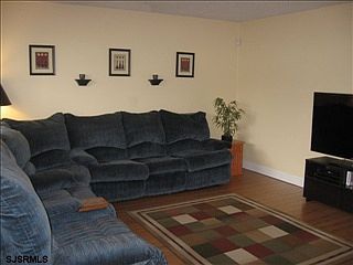 2nd image of 431A Tulip Ave