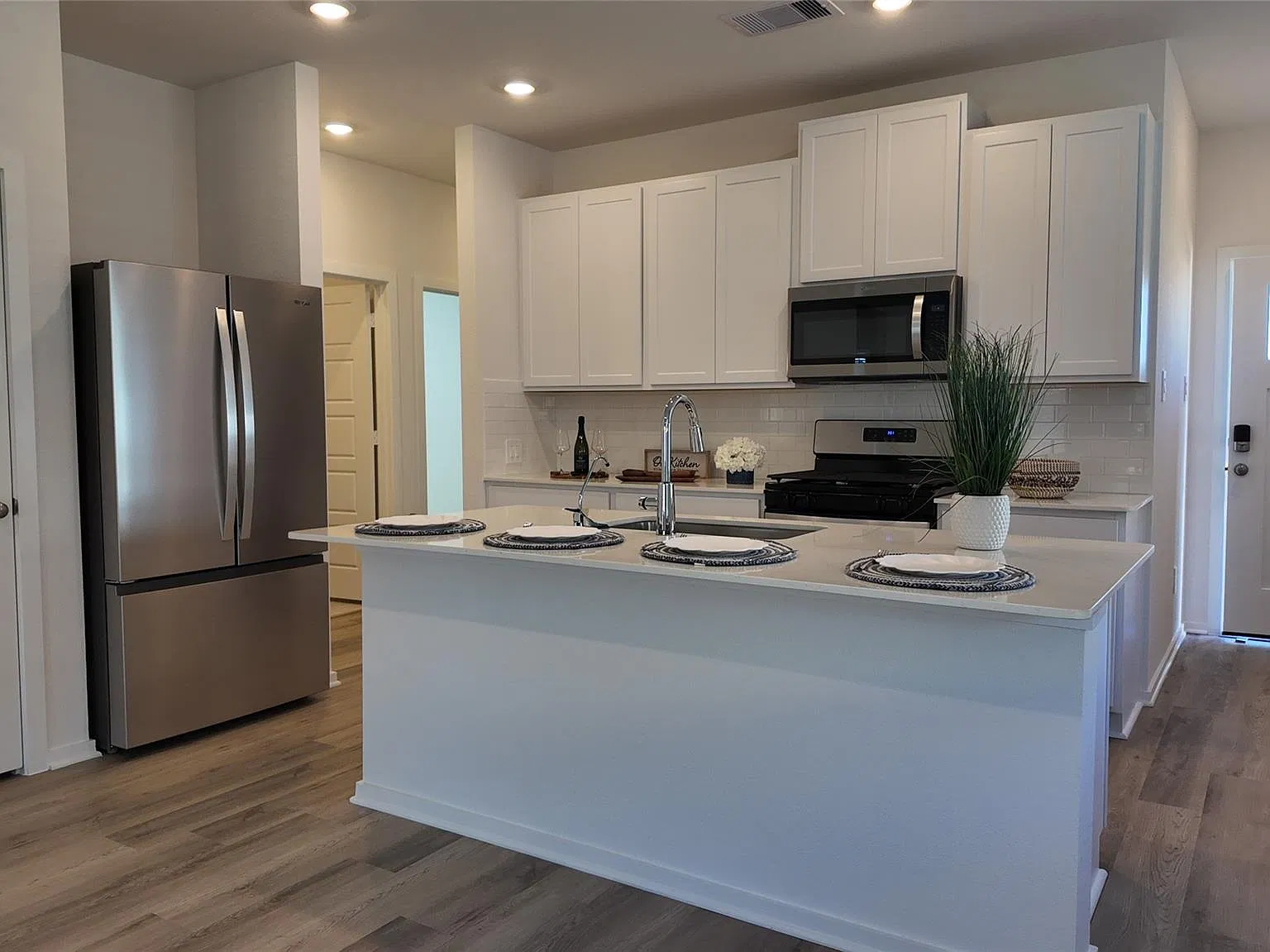 3 bed, 2.0 bath, 1428 sqft, $1,850 — Photo 3