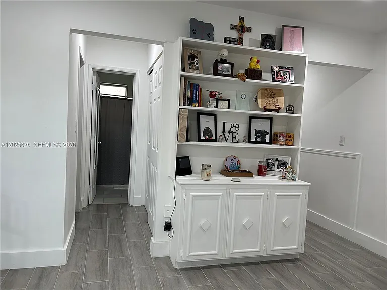 1019 NE 17th Ter #4 — Photo 3