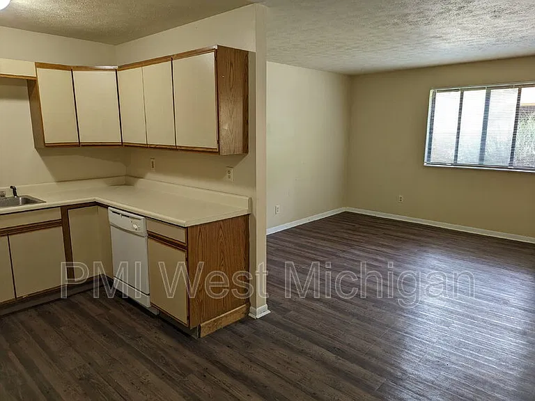 6054 In The Pines Dr SE — Photo 3