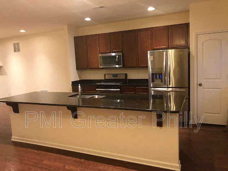3 bed, 2.5 bath, 2060 sqft, $2,950 — Photo 4
