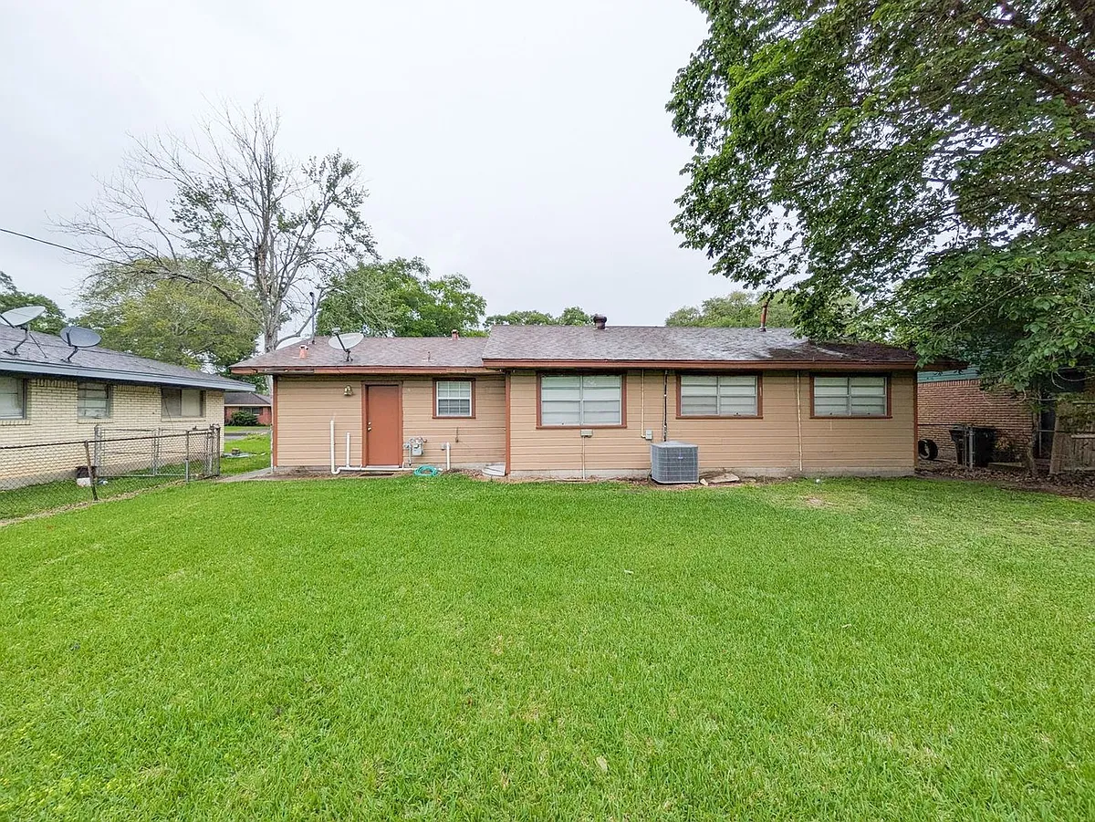 Building Photo - 9225 Shepherd Dr