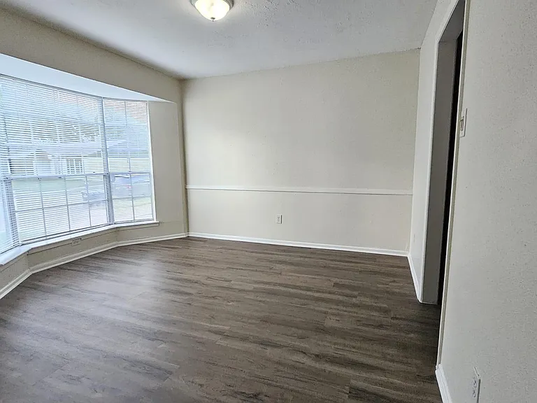 10303 Old Towne Ln — Photo 11