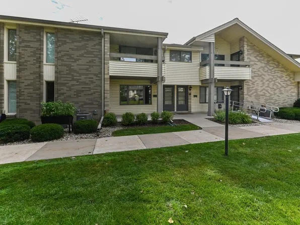 1705 South Carriage LANE, New Berlin, WI 53151