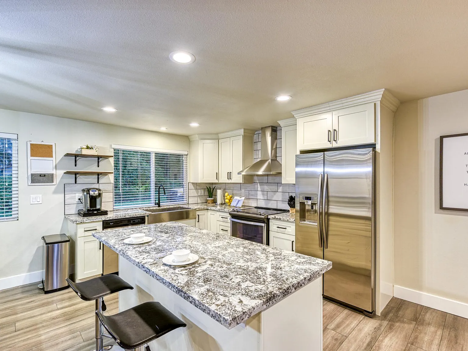 6 bed, 3140 sqft, $5,975 — Photo 4