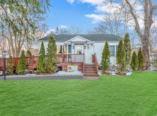 306 Wading River Rd, Manorville, NY 11949